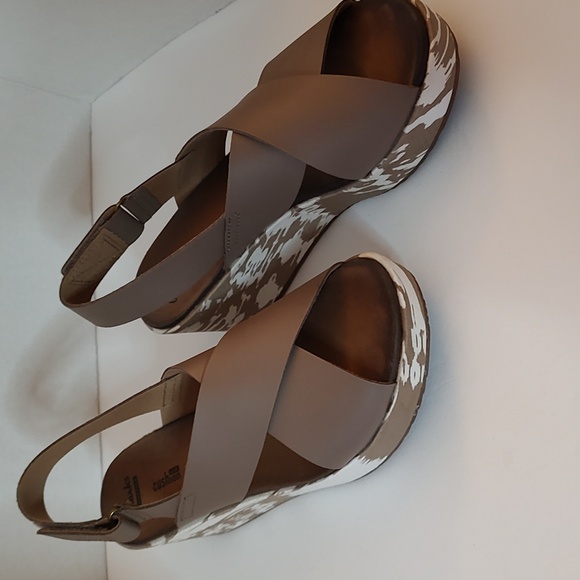 New Clarks Leather Taupe & White Platform Wedge Sandals Sz 8 Medium - Picture 6 of 6